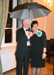 Prof. Jasiński and Sabina Jankowska under an umbrella – the traditional gift from Zenobia Kulik for the soloists of “Liszt Evenings”.